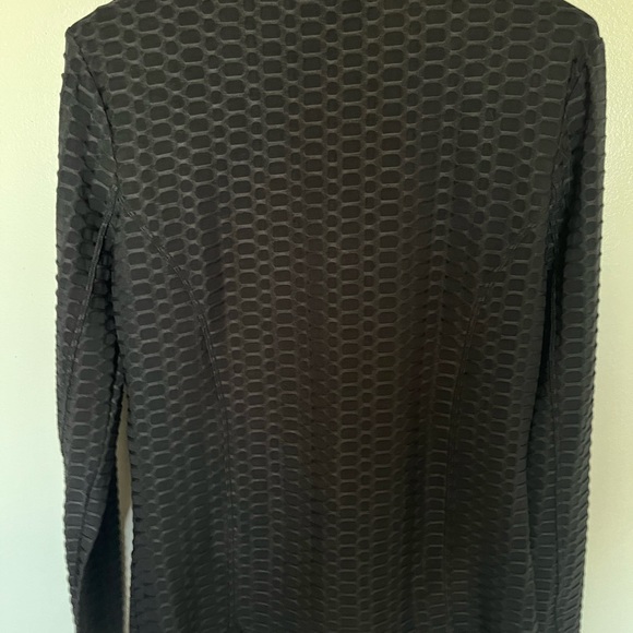 Beautiful long-sleeved Melanie Lyne top. Eye-catching details and texture. - Picture 7 of 8